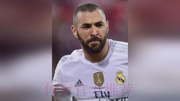 助攻+压迫对手乌龙+5越位!本泽马吐饼能力仍一流